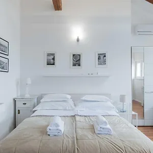 https://apartment-the-charm.splithotels.org